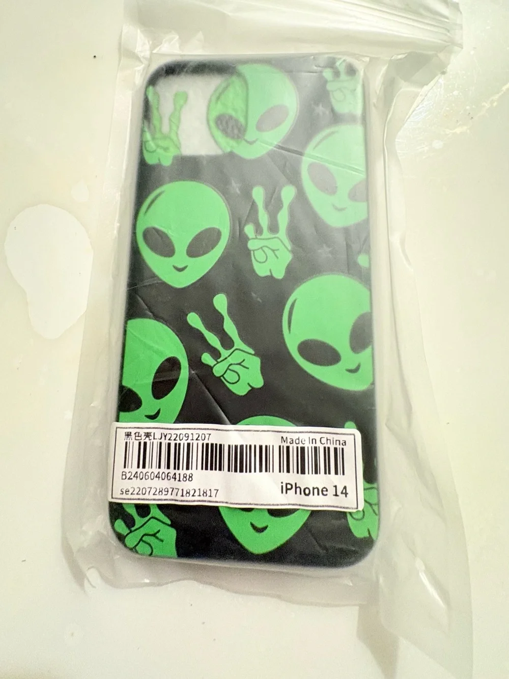 Alien Graphic Phone Case for iPhone 14 — Black & Green